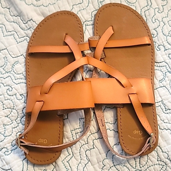 Sz 7 Gap tan sandals - Picture 1 of 3